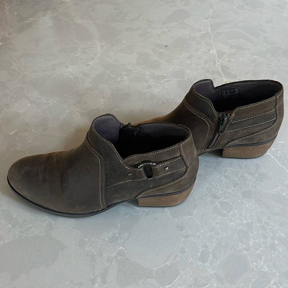 Clarks leather ankle boots in very good used condition. No flaws. Size 8.5